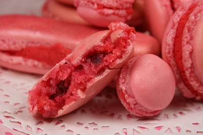 Open_pink_macaroon_made_with_Ladur_e_Marie_Antoinette_Tea_and_Raspberries